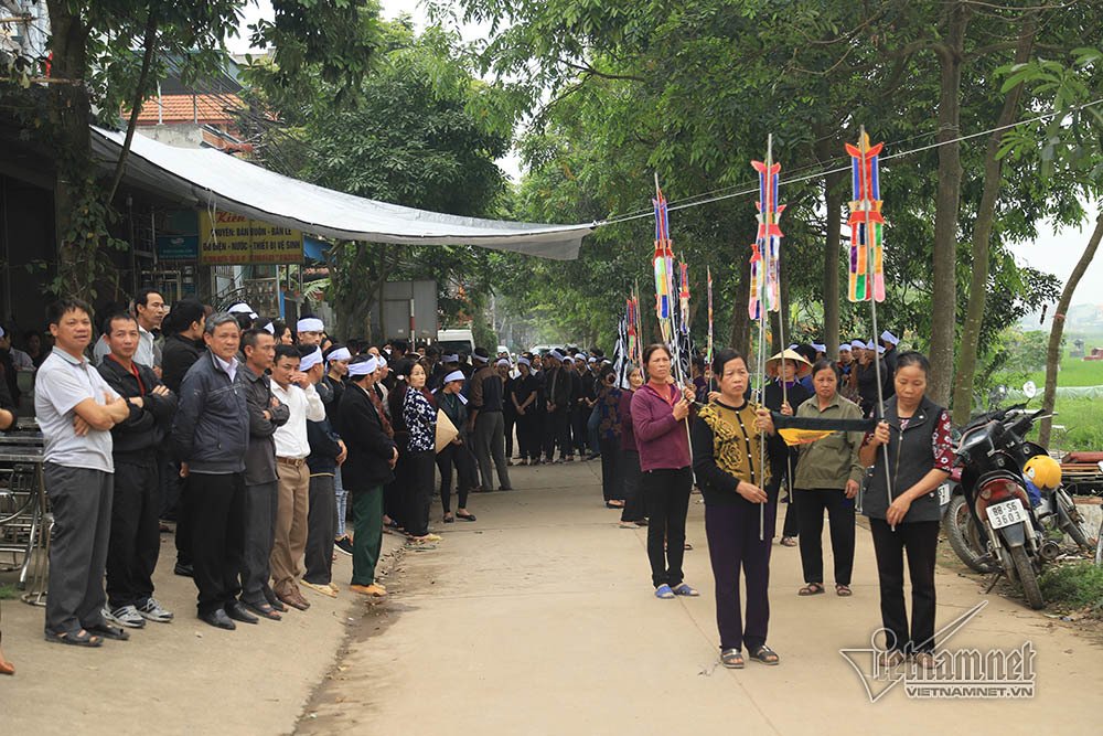 Tai nạn 7 người chết: Đại tang cả thôn, khăn trắng phủ kín đường làng