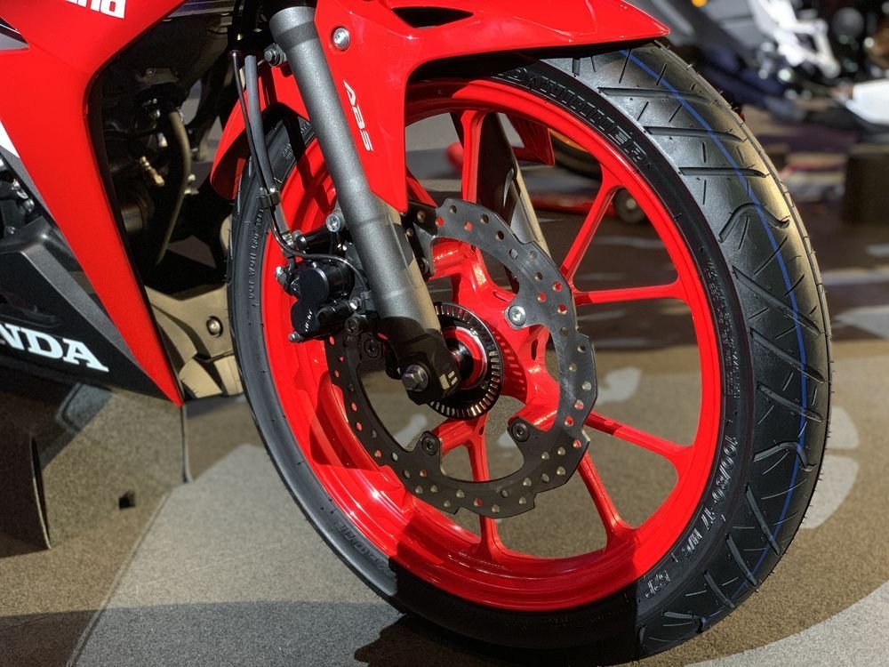 honda-nang-cap-cbr150r-2019-gia-2900-usd