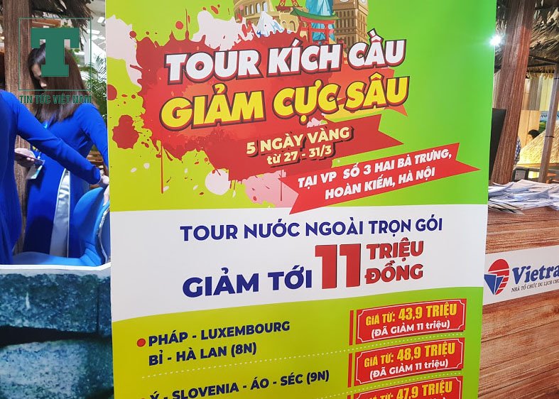 nguoi-dan-xep-hang-hang-tieng-de-san-ve-gia-re-tai-hoi-cho-du-lich