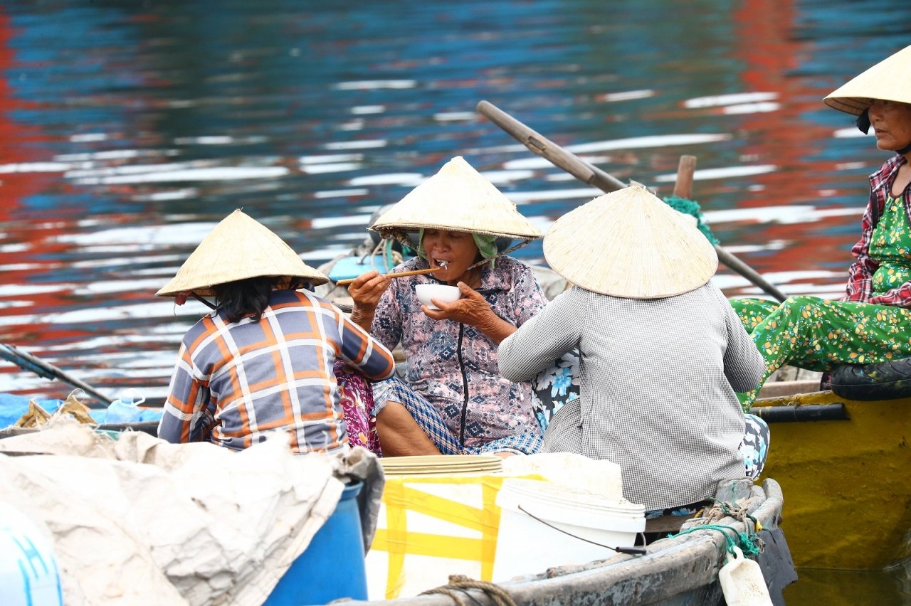 nhung-nguoi-dan-ba-cheo-do-ben-cua-bien