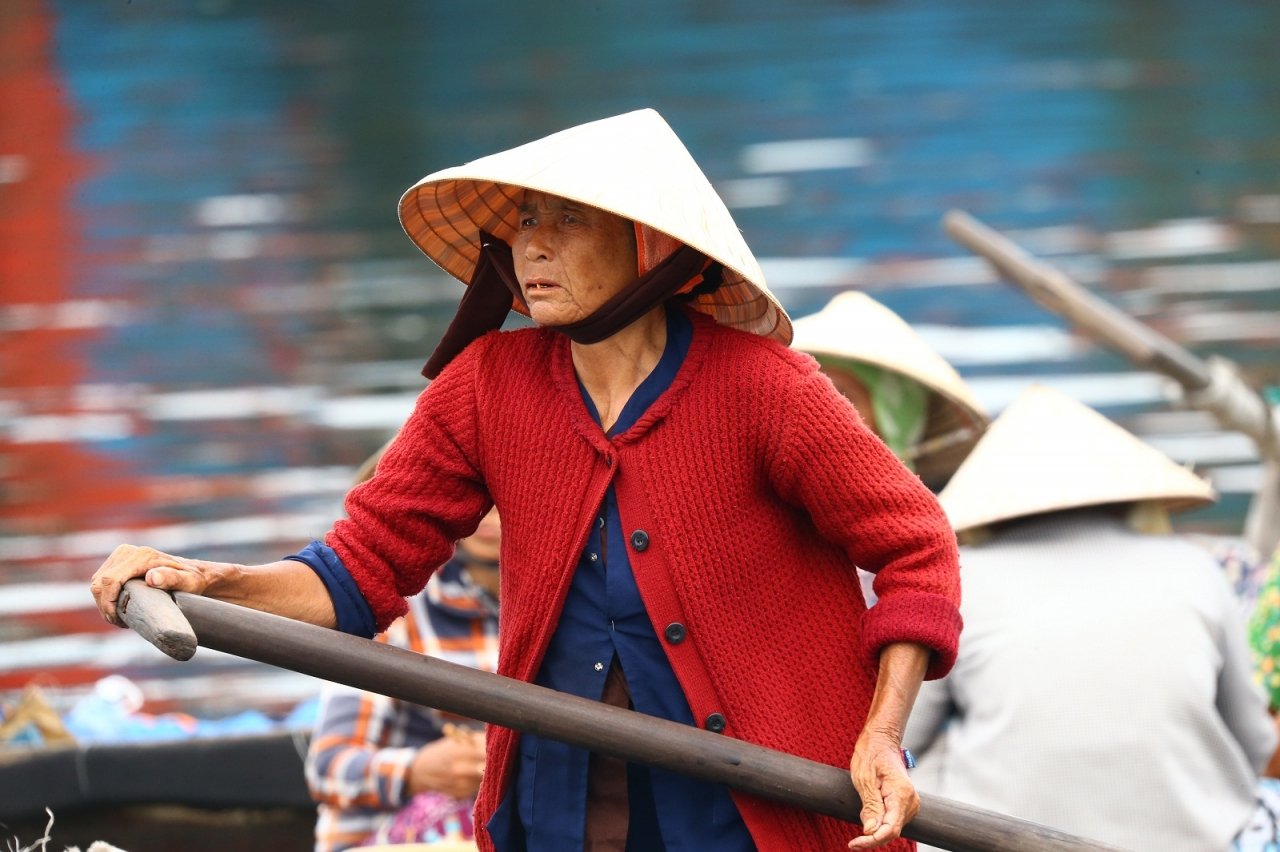 nhung-nguoi-dan-ba-cheo-do-ben-cua-bien