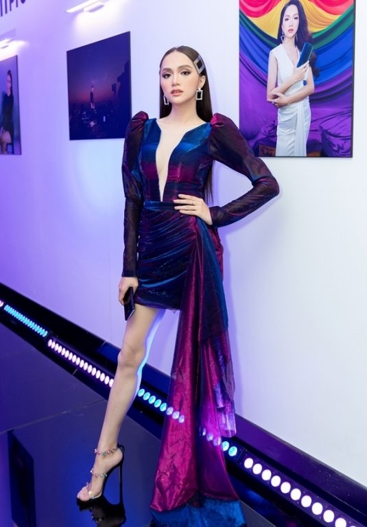 huong-giang-dien-mot-xe-nguc-hoang-thuy-hoa-chien-binh
