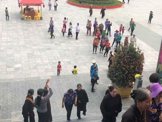 Du khách vẫn ùn ùn đổ về Ba Vàng ngày cuối tuần sau 'bão vong báo oán'