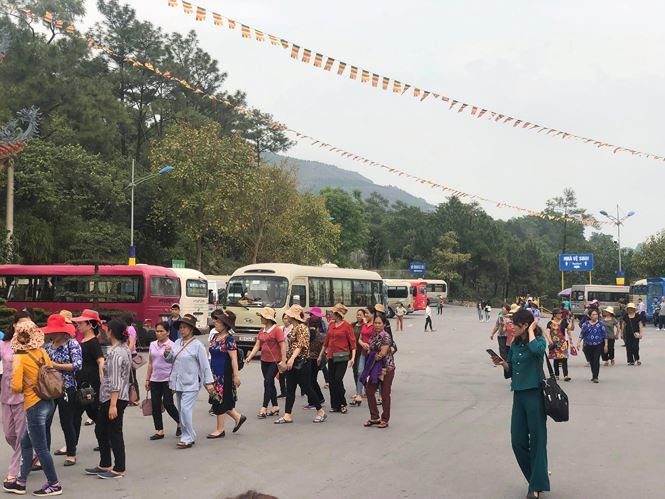 Du khách vẫn ùn ùn đổ về Ba Vàng ngày cuối tuần sau 'bão vong báo oán'