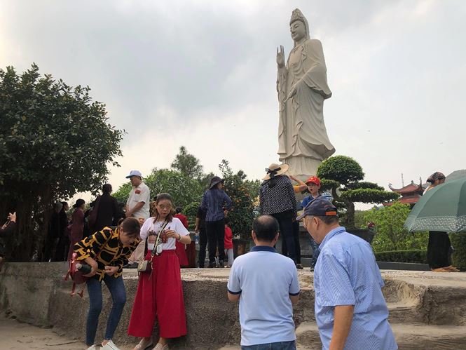 Du khách vẫn ùn ùn đổ về Ba Vàng ngày cuối tuần sau 'bão vong báo oán'