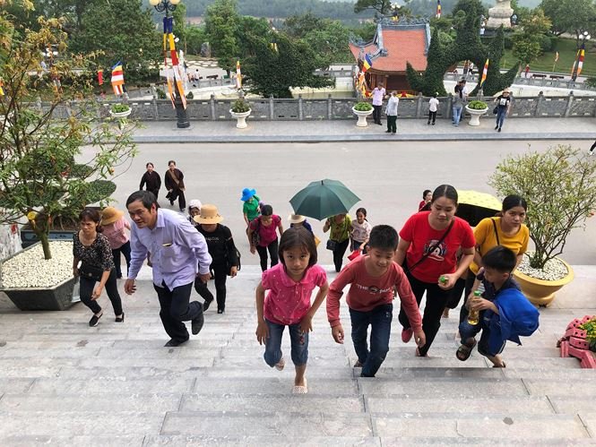 Du khách vẫn ùn ùn đổ về Ba Vàng ngày cuối tuần sau 'bão vong báo oán'