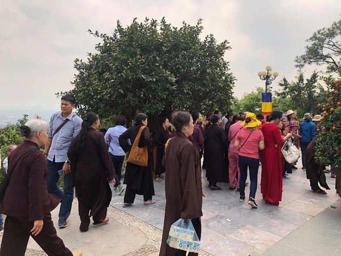 Du khách vẫn ùn ùn đổ về Ba Vàng ngày cuối tuần sau 'bão vong báo oán'