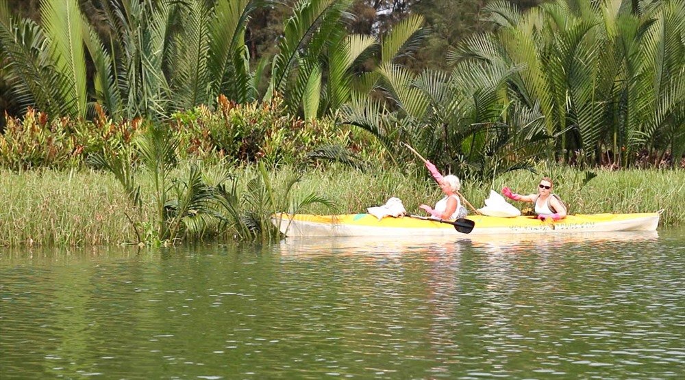 Hàng trăm du khách bỏ tiền thuê thuyền Kayak vớt rác trên sông Thu Bồn