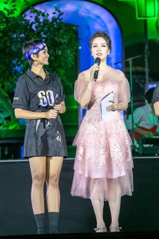 hhen-nie-cung-van-mai-huong-tich-cuc-tham-gia-va-ung-ho-gio-trai-dat-2019