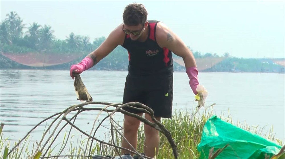 Hàng trăm du khách bỏ tiền thuê thuyền Kayak vớt rác trên sông Thu Bồn