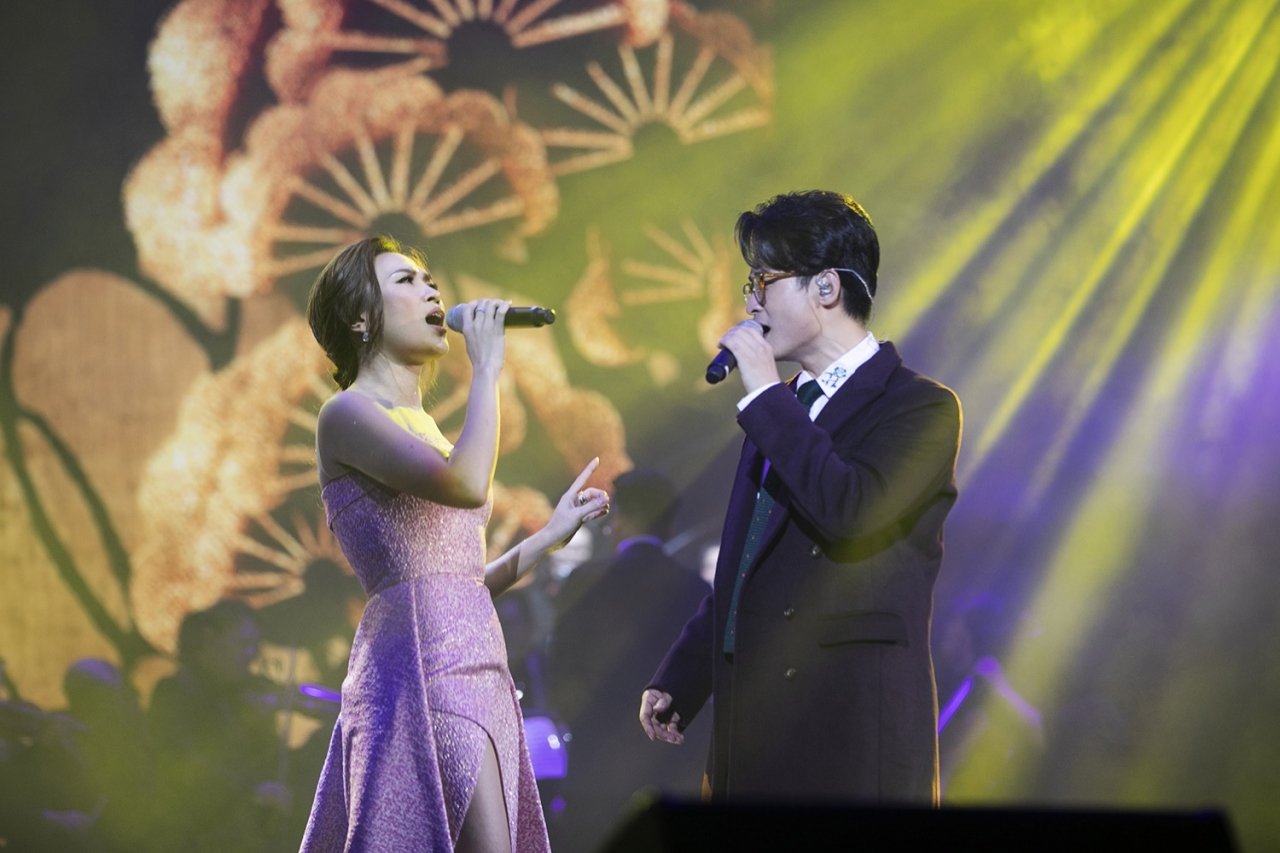 pham-anh-duy-khien-khan-gia-noi-da-ga-khi-song-ca-cung-hong-nhung