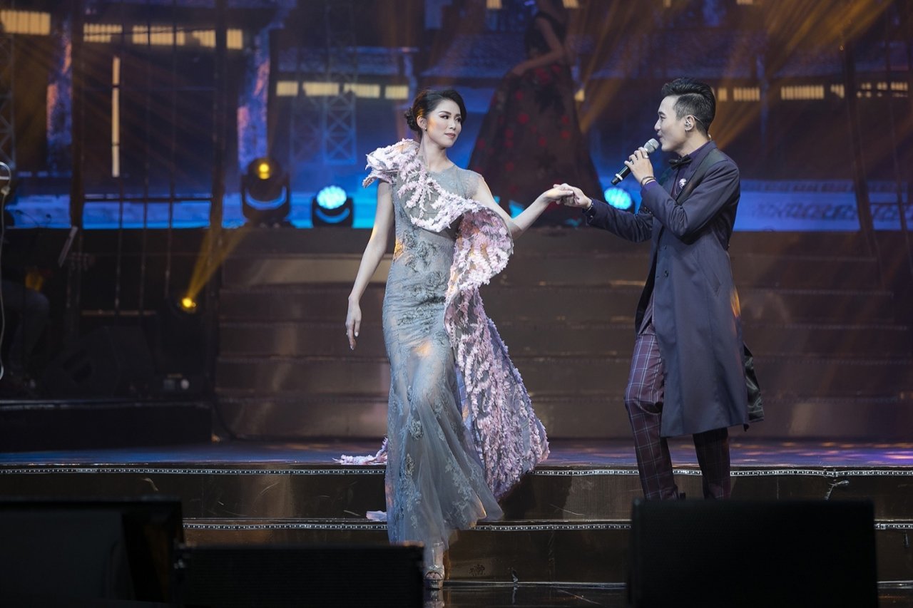 pham-anh-duy-khien-khan-gia-noi-da-ga-khi-song-ca-cung-hong-nhung