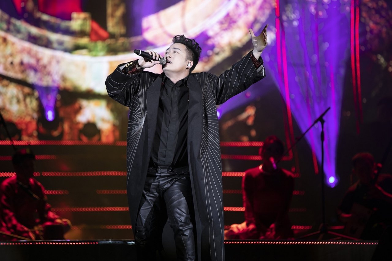 pham-anh-duy-khien-khan-gia-noi-da-ga-khi-song-ca-cung-hong-nhung