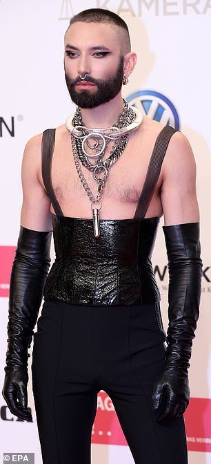 Nghệ sĩ đồng tính xuống tóc mặc corset hở ngực
