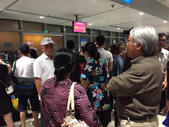 khach-hang-vietjet-air-buc-xuc-vi-delay-lien-tuc-nhot-tren-xe-bus-hong-dieu-hoa