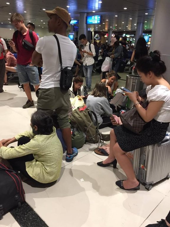 khach-hang-vietjet-air-buc-xuc-vi-delay-lien-tuc-nhot-tren-xe-bus-hong-dieu-hoa