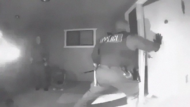 Mỹ: SWAT ập vào giải cứu cháu bé 2 tuổi sốt 40,5 độ chưa được chủng ngừa khỏi bố mẹ 