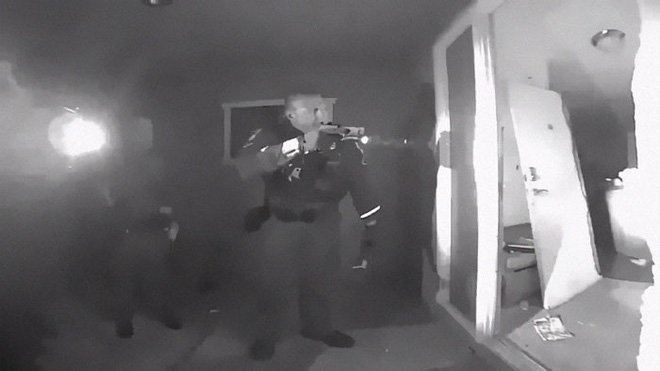 Mỹ: SWAT ập vào giải cứu cháu bé 2 tuổi sốt 40,5 độ chưa được chủng ngừa khỏi bố mẹ 