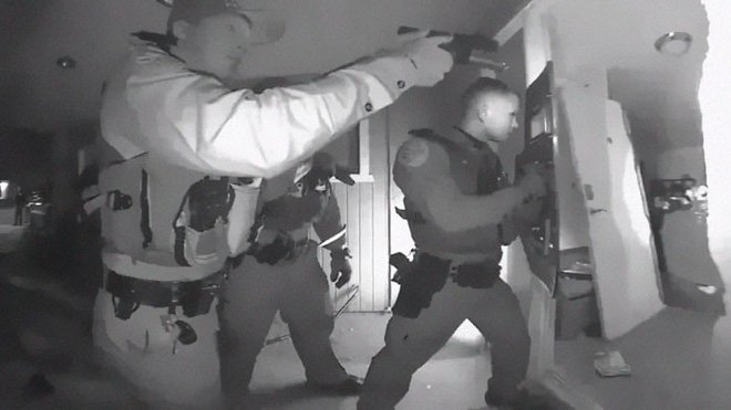 Mỹ: SWAT ập vào giải cứu cháu bé 2 tuổi sốt 40,5 độ chưa được chủng ngừa khỏi bố mẹ 
