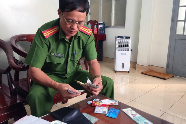 Chị bán vé số trả lại ví tiền nhặt được và từ chối nhận số tiền được tặng