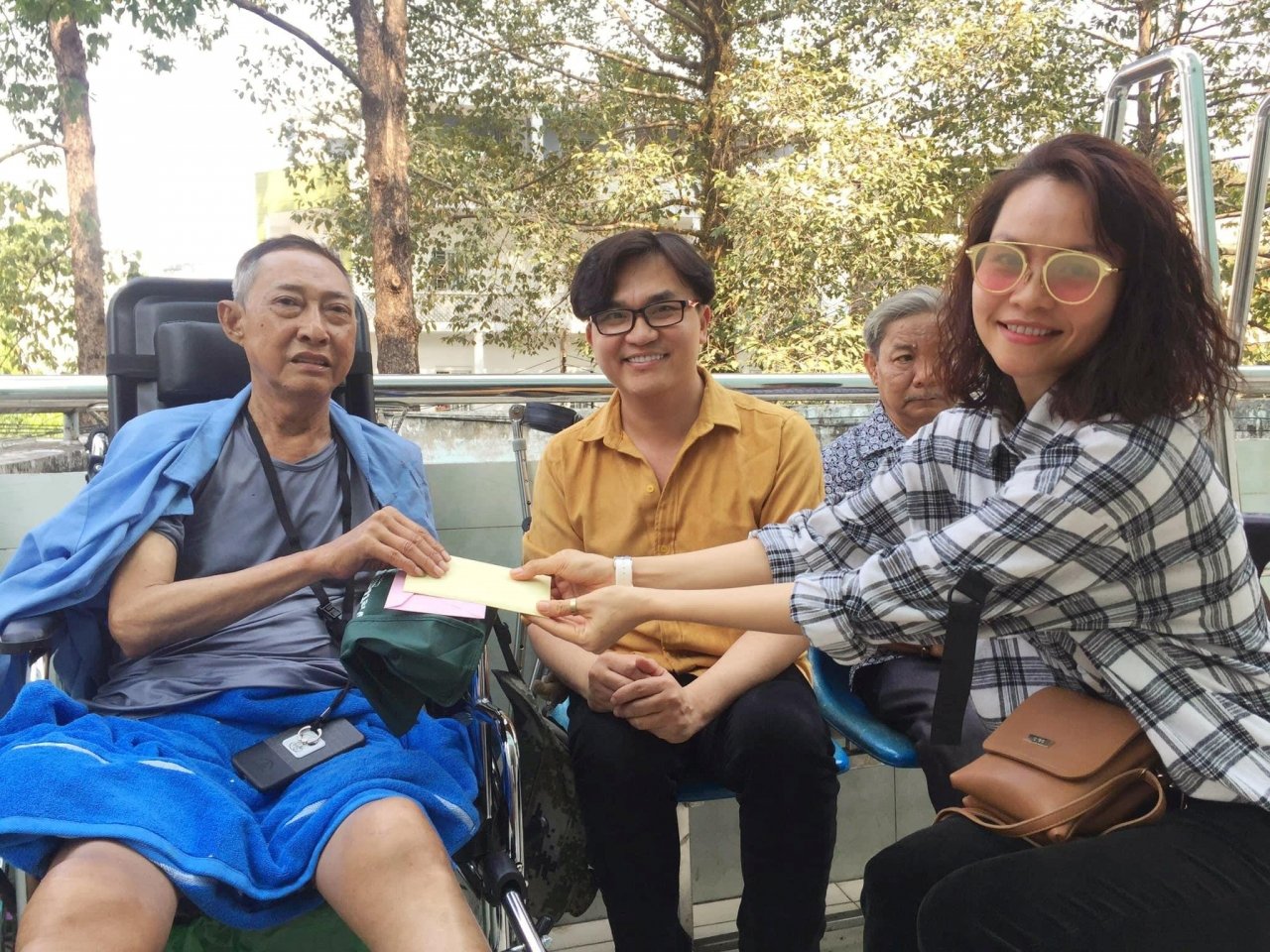dai-nghia-van-dong-270-trieu-dong-giup-nghe-si-le-binh-chua-benh