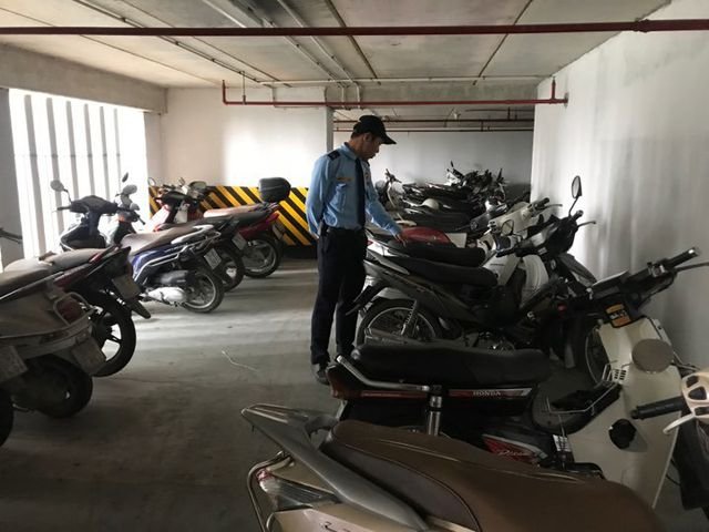 Hà Nội: Hàng loạt xe máy trong khu chung cư bị rạch nát yên