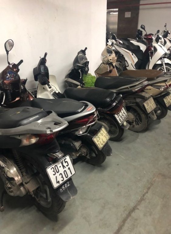 Hà Nội: Hàng loạt xe máy trong khu chung cư bị rạch nát yên