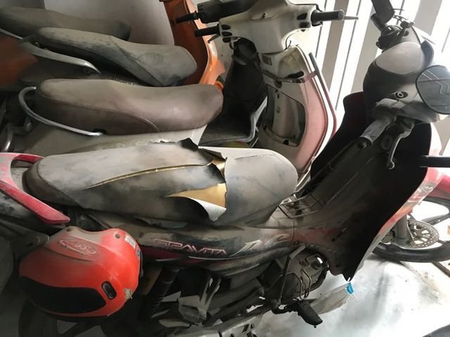 Hà Nội: Hàng loạt xe máy trong khu chung cư bị rạch nát yên