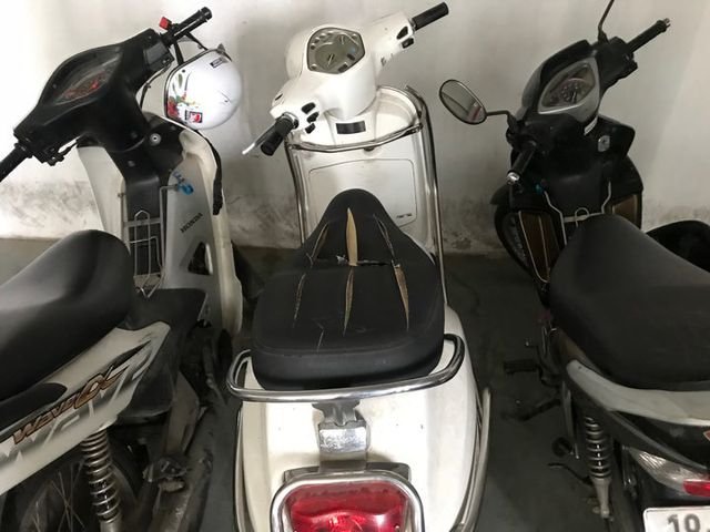 Hà Nội: Hàng loạt xe máy trong khu chung cư bị rạch nát yên