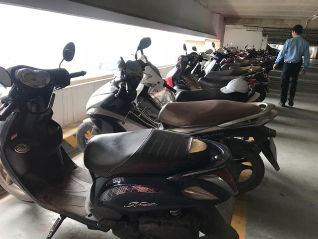 Hà Nội: Hàng loạt xe máy trong khu chung cư bị rạch nát yên