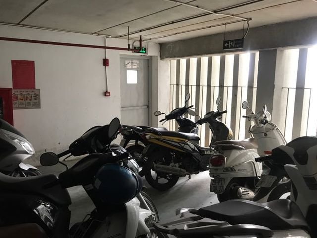 Hà Nội: Hàng loạt xe máy trong khu chung cư bị rạch nát yên