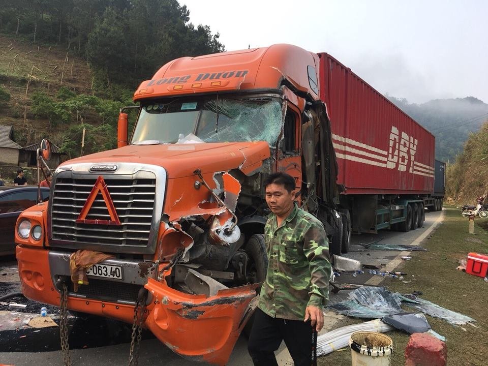 xe-khach-doi-dau-container-tai-son-la