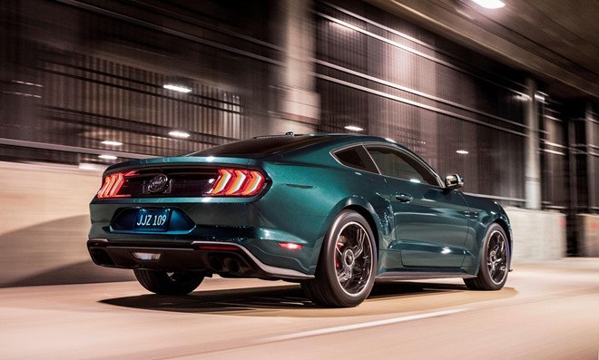 Lấy cắp Ford Mustang đặc biệt, tên trộm đâm vỡ kính showroom tẩu thoát