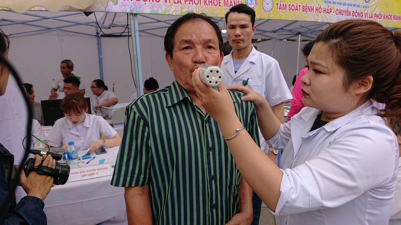 dong-nguoi-di-bo-kin-bo-ho-hoan-kiem-huong-ung-ngay-suc-khoe-the-gioi