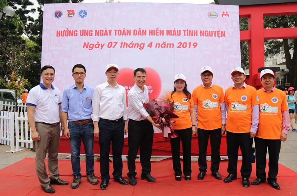 dong-nguoi-di-bo-kin-bo-ho-hoan-kiem-huong-ung-ngay-suc-khoe-the-gioi
