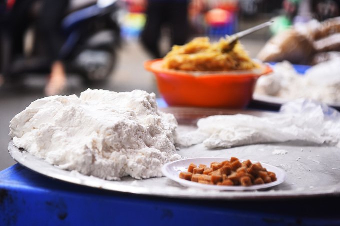 Người Hà Nội xếp hàng mua bánh trôi, chay dịp Tết Hàn thực