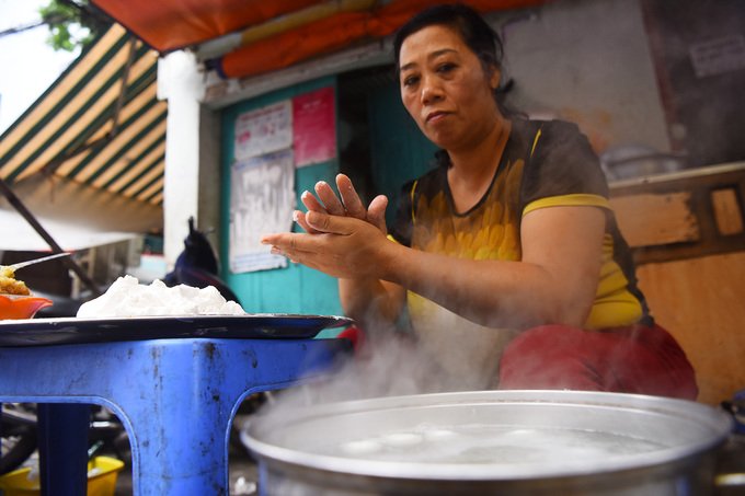 Người Hà Nội xếp hàng mua bánh trôi, chay dịp Tết Hàn thực