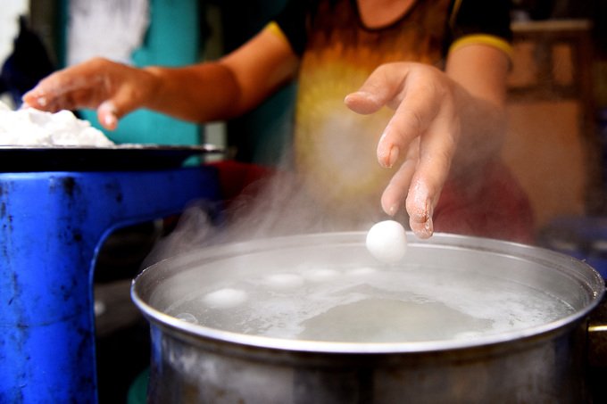 Người Hà Nội xếp hàng mua bánh trôi, chay dịp Tết Hàn thực