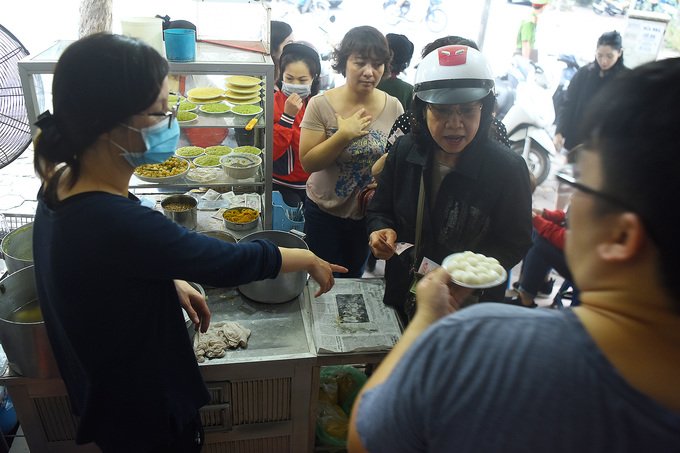 Người Hà Nội xếp hàng mua bánh trôi, chay dịp Tết Hàn thực