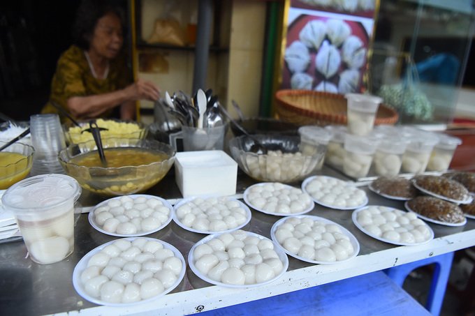 Người Hà Nội xếp hàng mua bánh trôi, chay dịp Tết Hàn thực