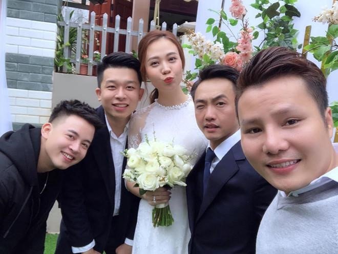 tinh-cu-ho-ngoc-ha-gay-chu-y-khi-cong-khai-anh-cuoi