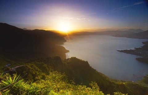 Lặng người trước khoảnh khắc bình minh diệu kỳ trên thế giới