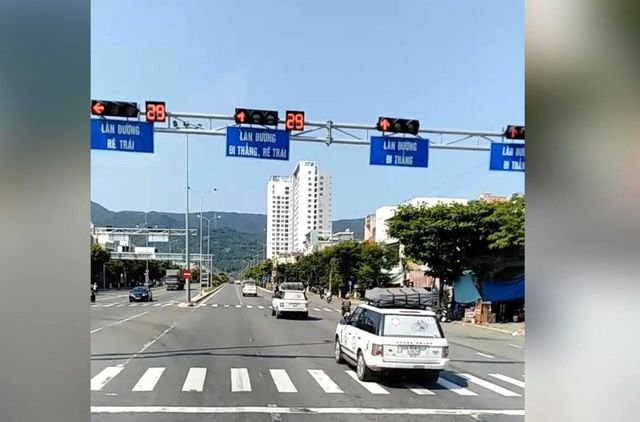 Hình ảnh đoàn xe sang của Tập đoàn Trung Nguyên vượt đèn đỏ tại Đà Nẵng.