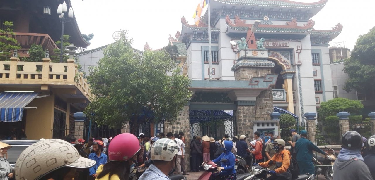 me-anh-vu-ngat-xiu-khi-cho-don-linh-cuu-con-trai-ve-chua