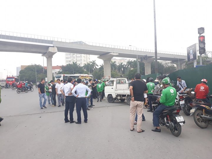 nu-tai-xe-mercedes-dam-hang-loat-xe-may-tai-nga-tu-ha-noi