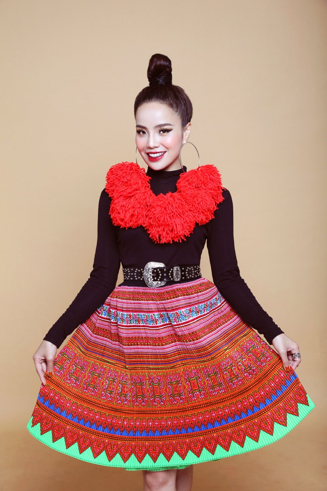 quan-quan-sao-mai-sen-hoang-my-lam-lot-xac-trong-bo-hinh-ca-tinh
