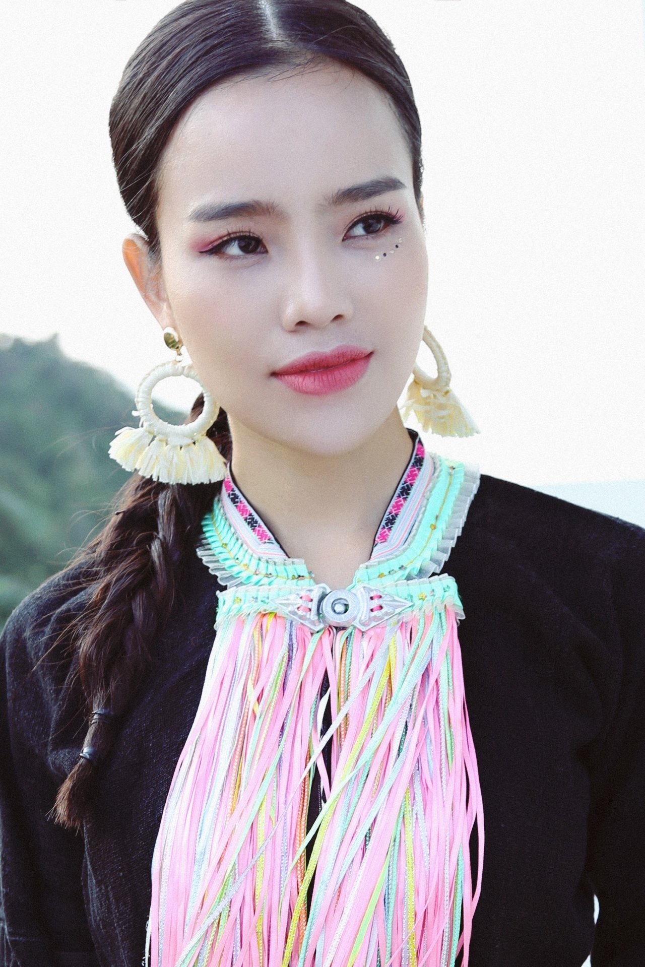 quan-quan-sao-mai-sen-hoang-my-lam-lot-xac-trong-bo-hinh-ca-tinh