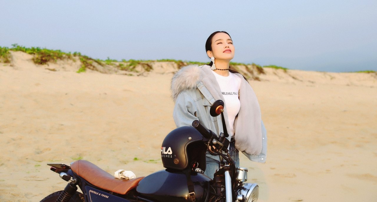 quan-quan-sao-mai-sen-hoang-my-lam-lot-xac-trong-bo-hinh-ca-tinh
