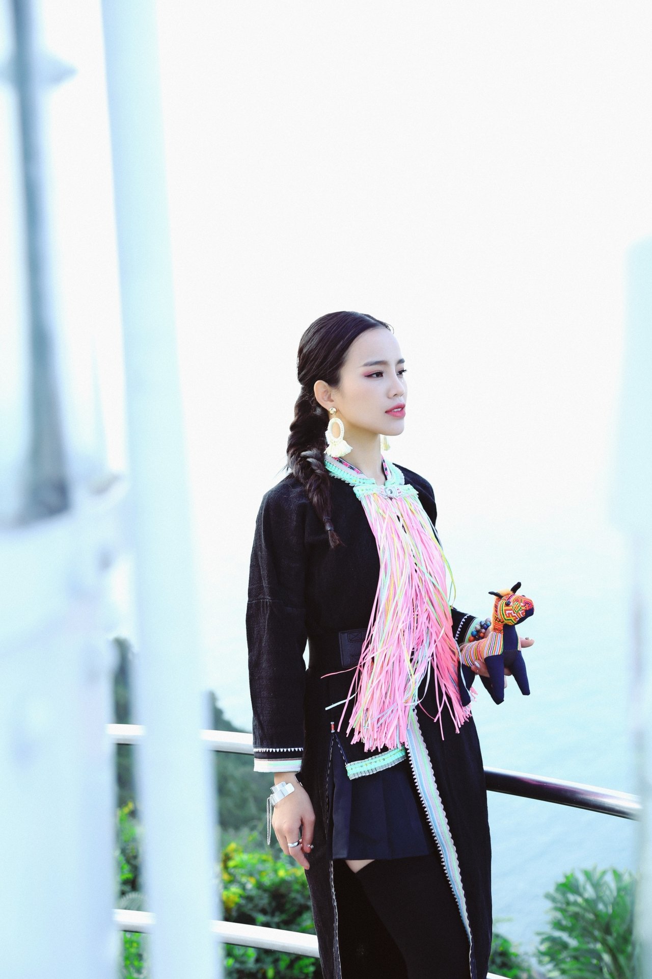 quan-quan-sao-mai-sen-hoang-my-lam-lot-xac-trong-bo-hinh-ca-tinh