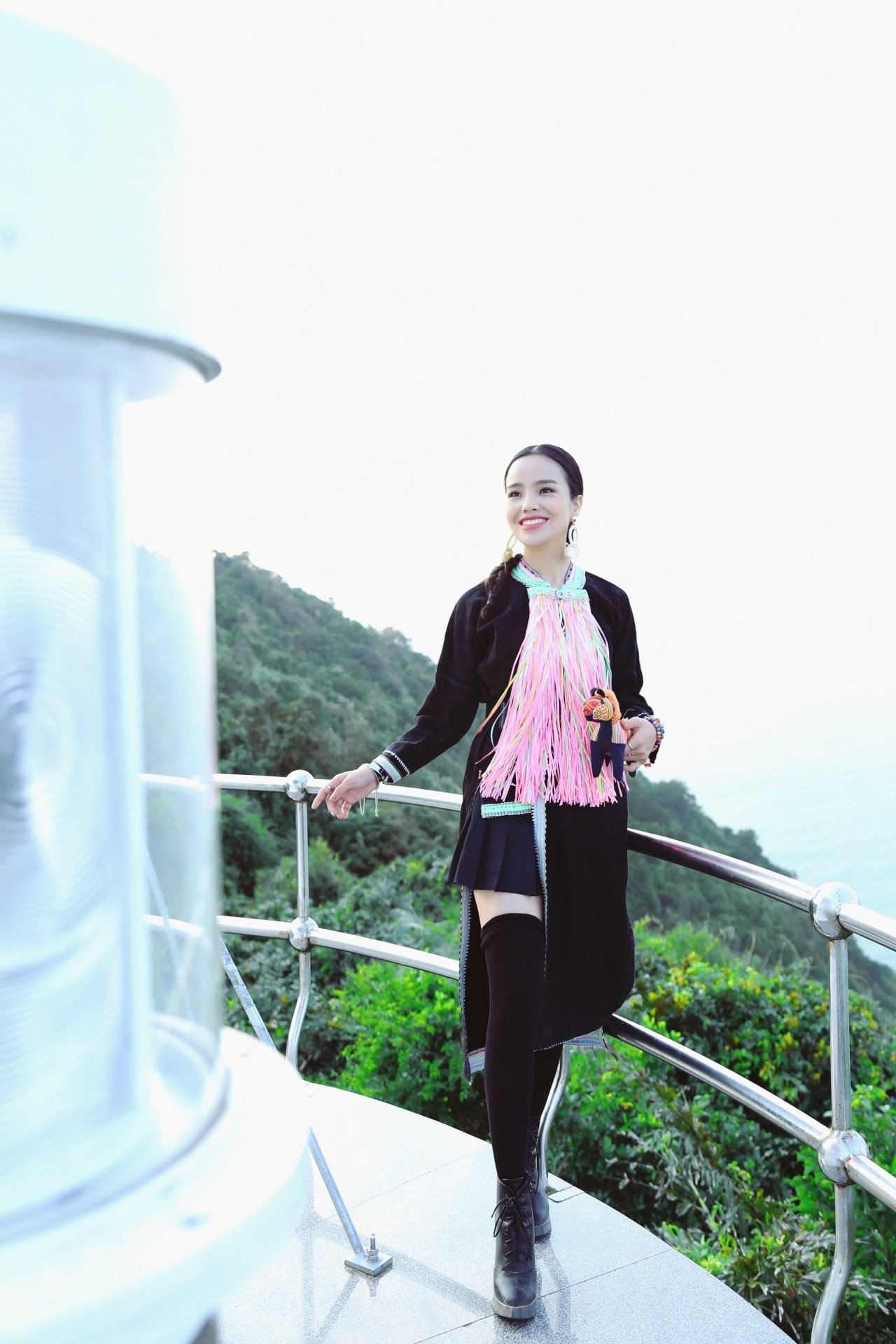 quan-quan-sao-mai-sen-hoang-my-lam-lot-xac-trong-bo-hinh-ca-tinh